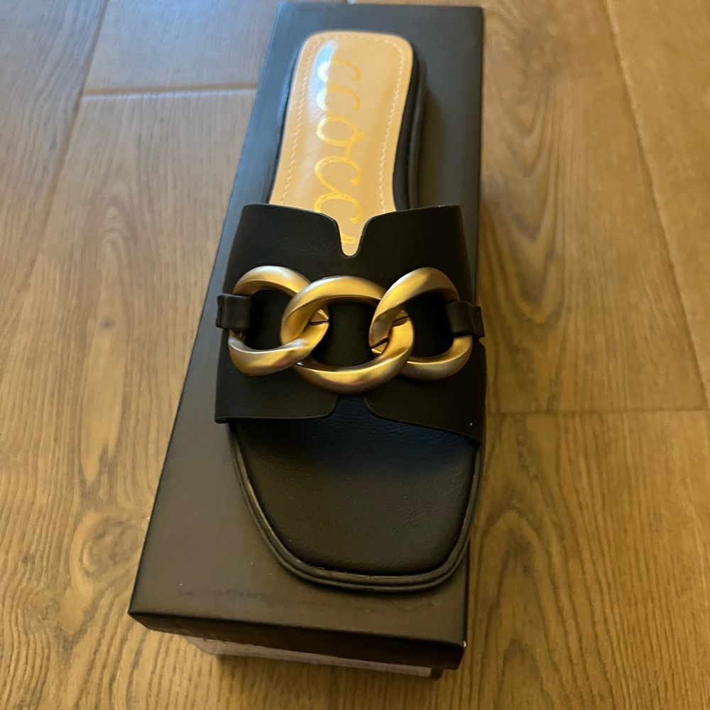 baylor sandal with gold chain detail